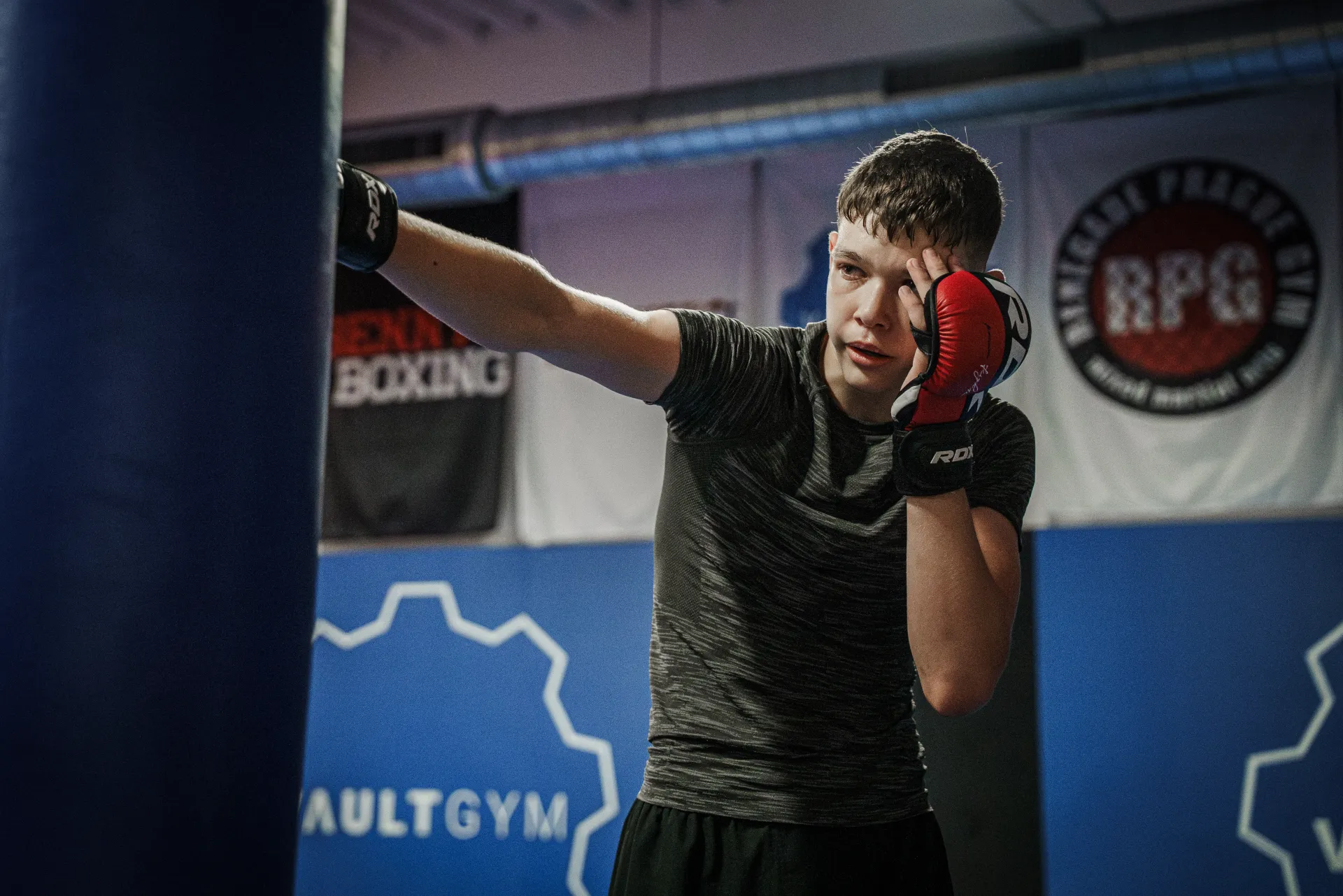 Dorostenec boxuje do pytle na tréninku MMA v Renegade Prague Gym