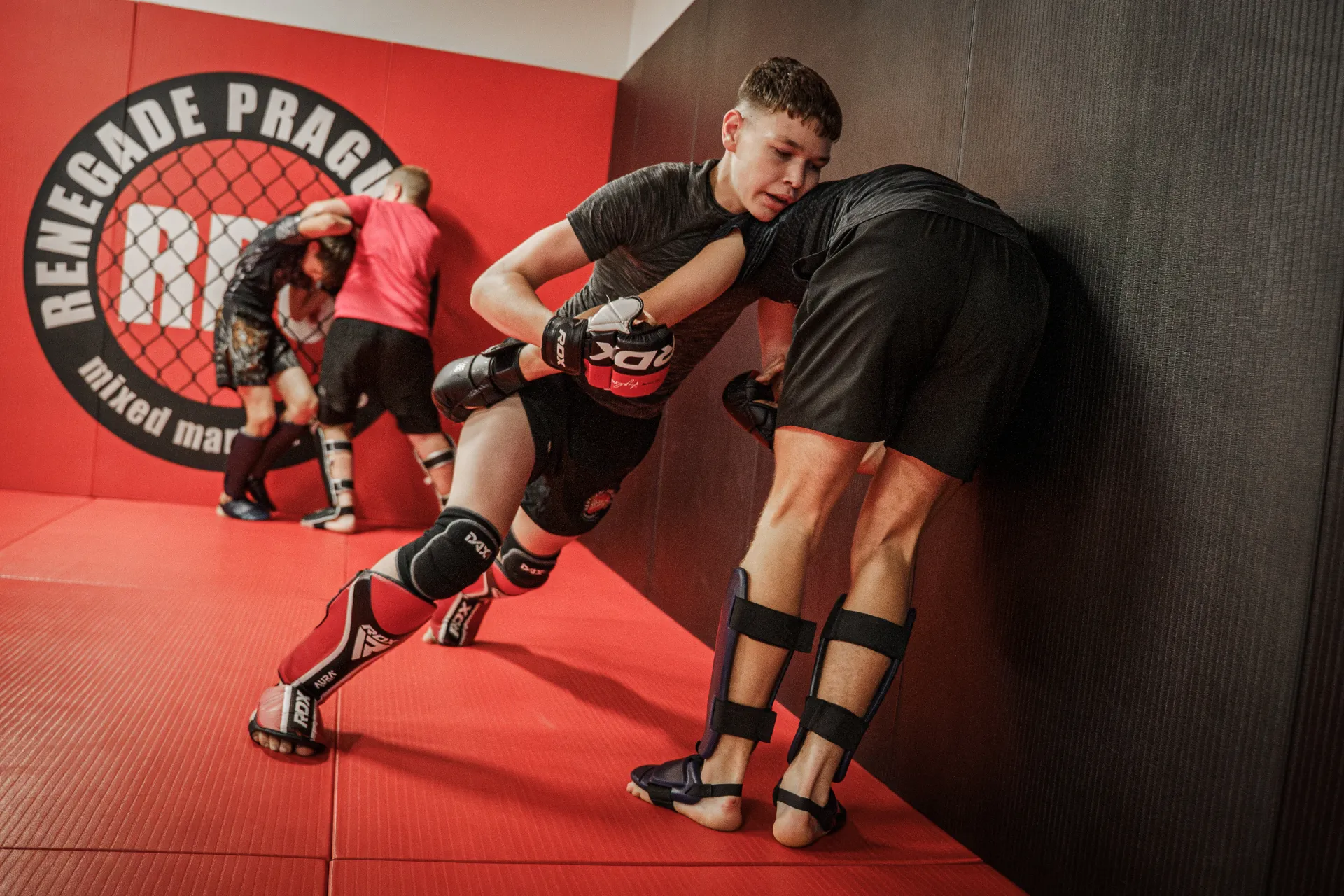 Dorostenci v klinči a wrestlingu na tréninku MMA