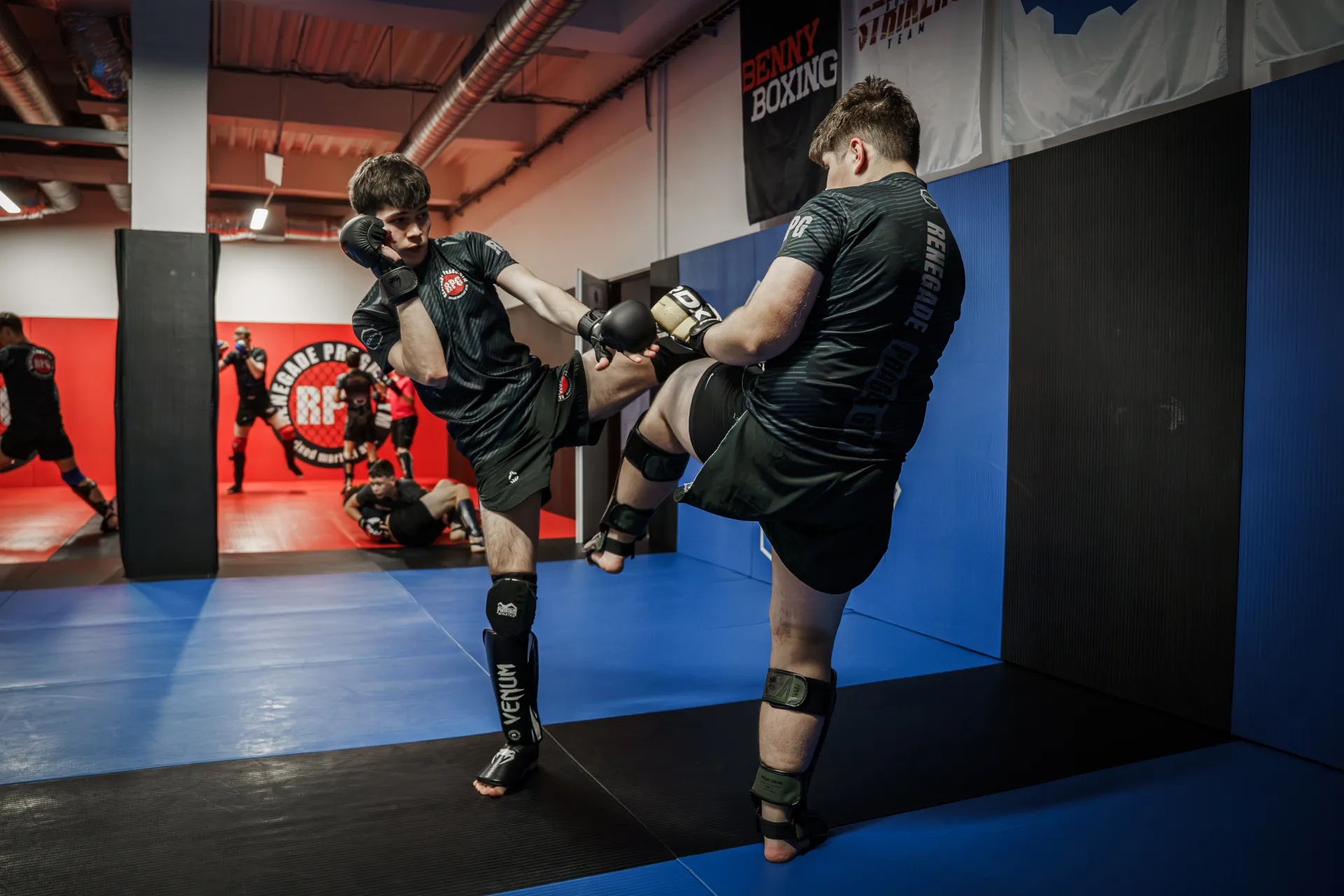 Junioři při sparringu s vysokým kopem v Renegade Prague Gym